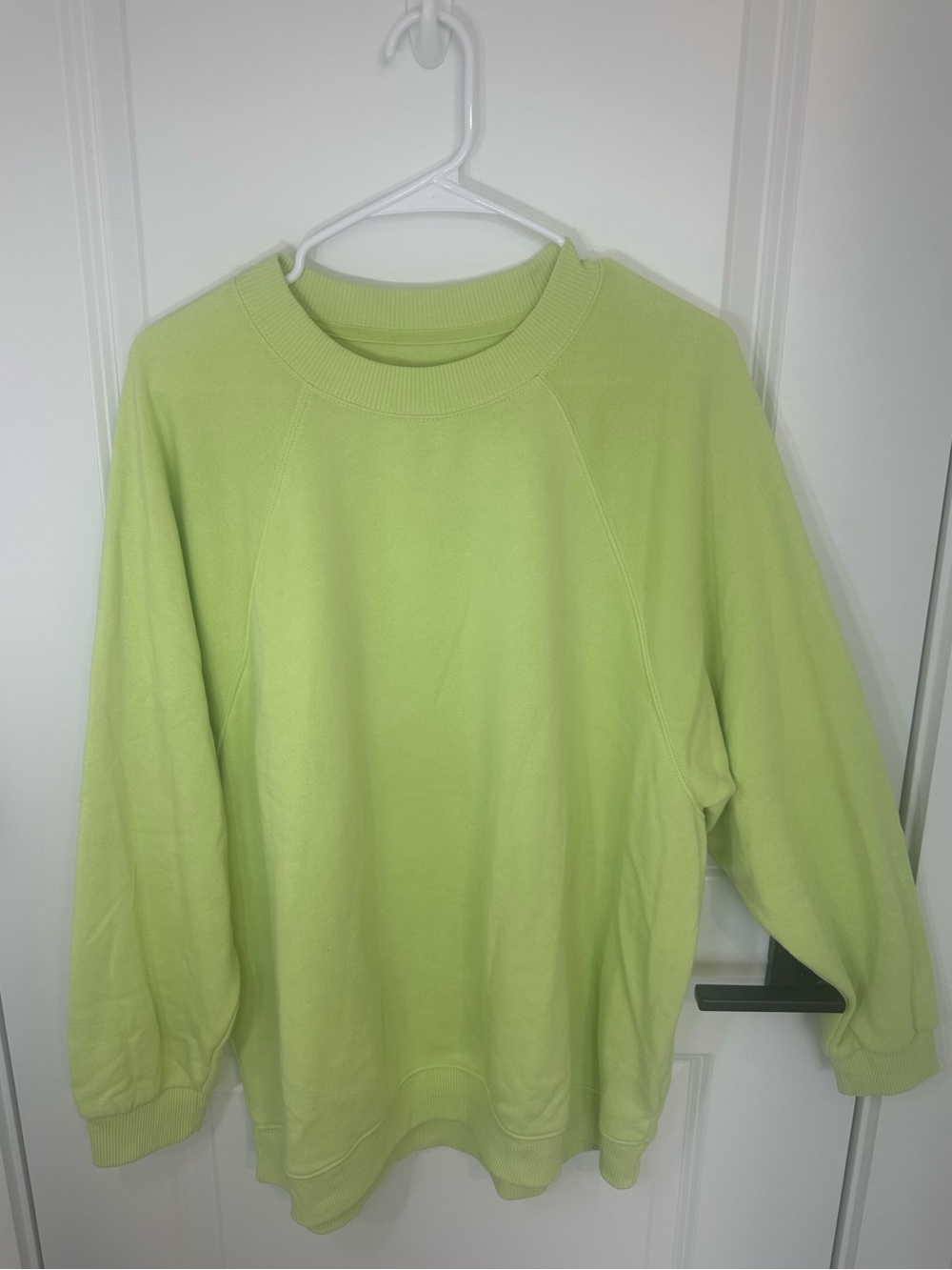 American Eagle Outfitters Crewneck Sweatshirt in Light Lime Green